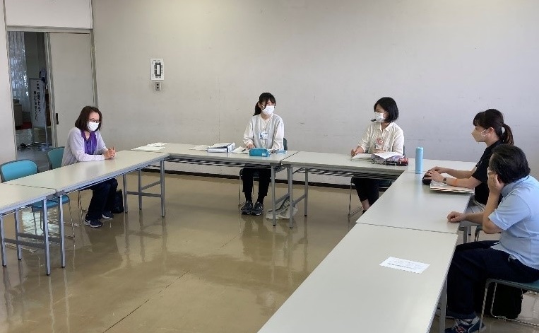 打ち合わせを行う職員