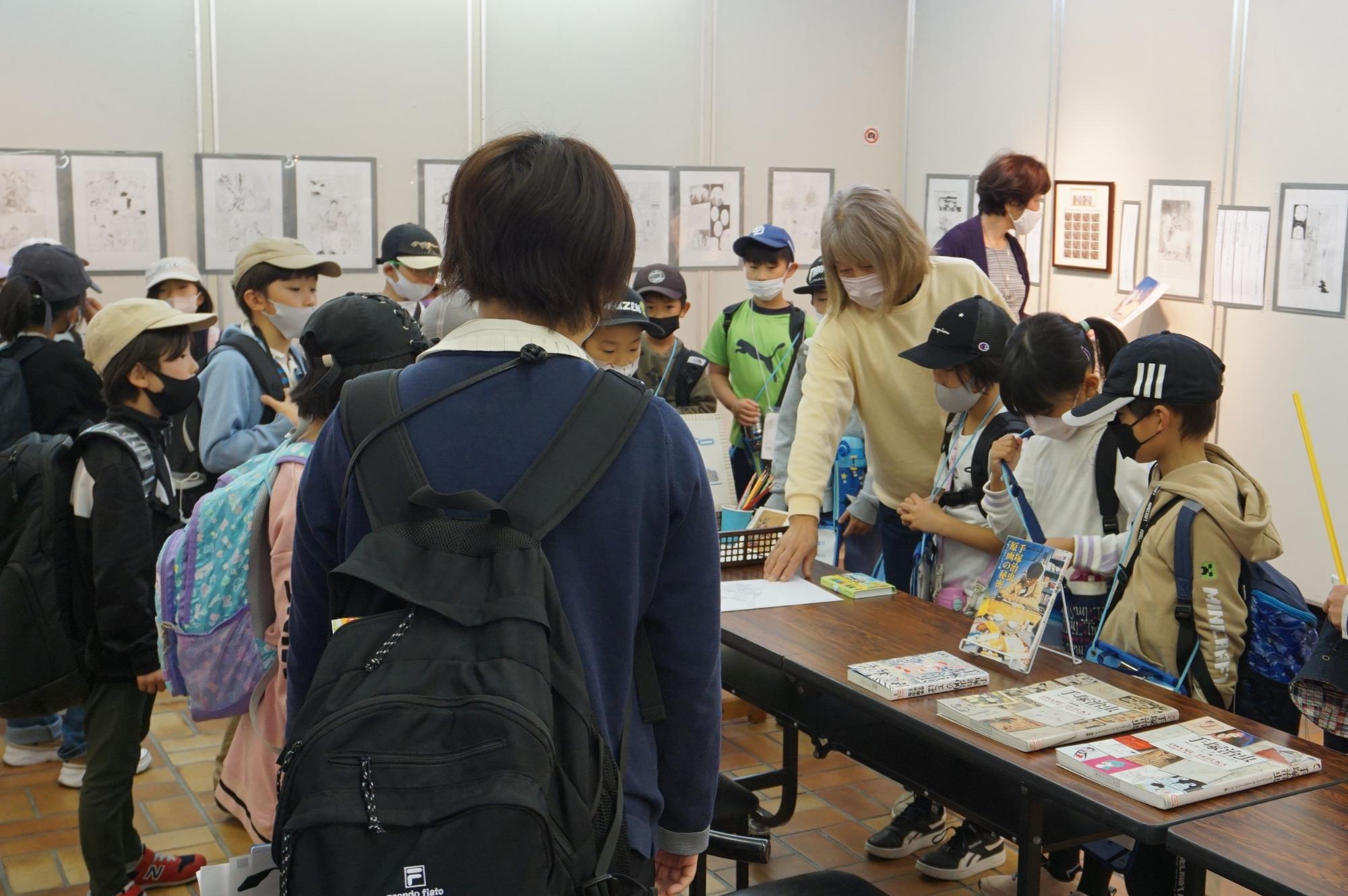 付知北小学校の児童に説明する島崎さん