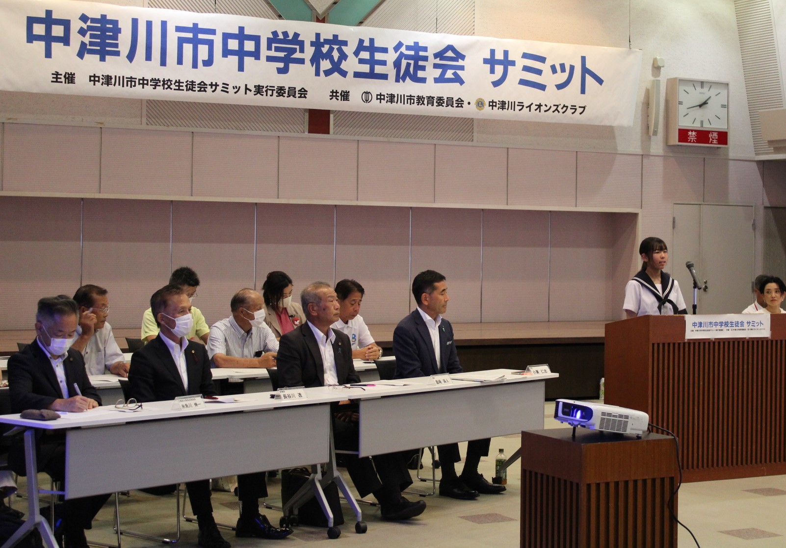 生徒会サミットで挨拶する中学生
