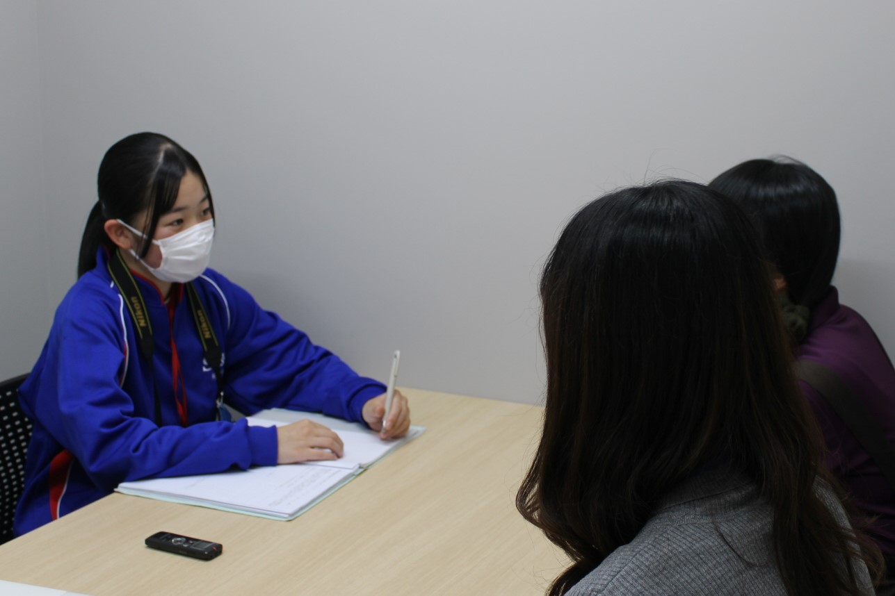 司書に話を聞く様子