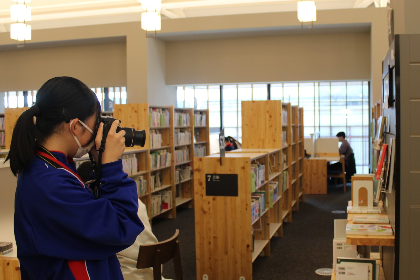 図書館の風景を撮影している中学生