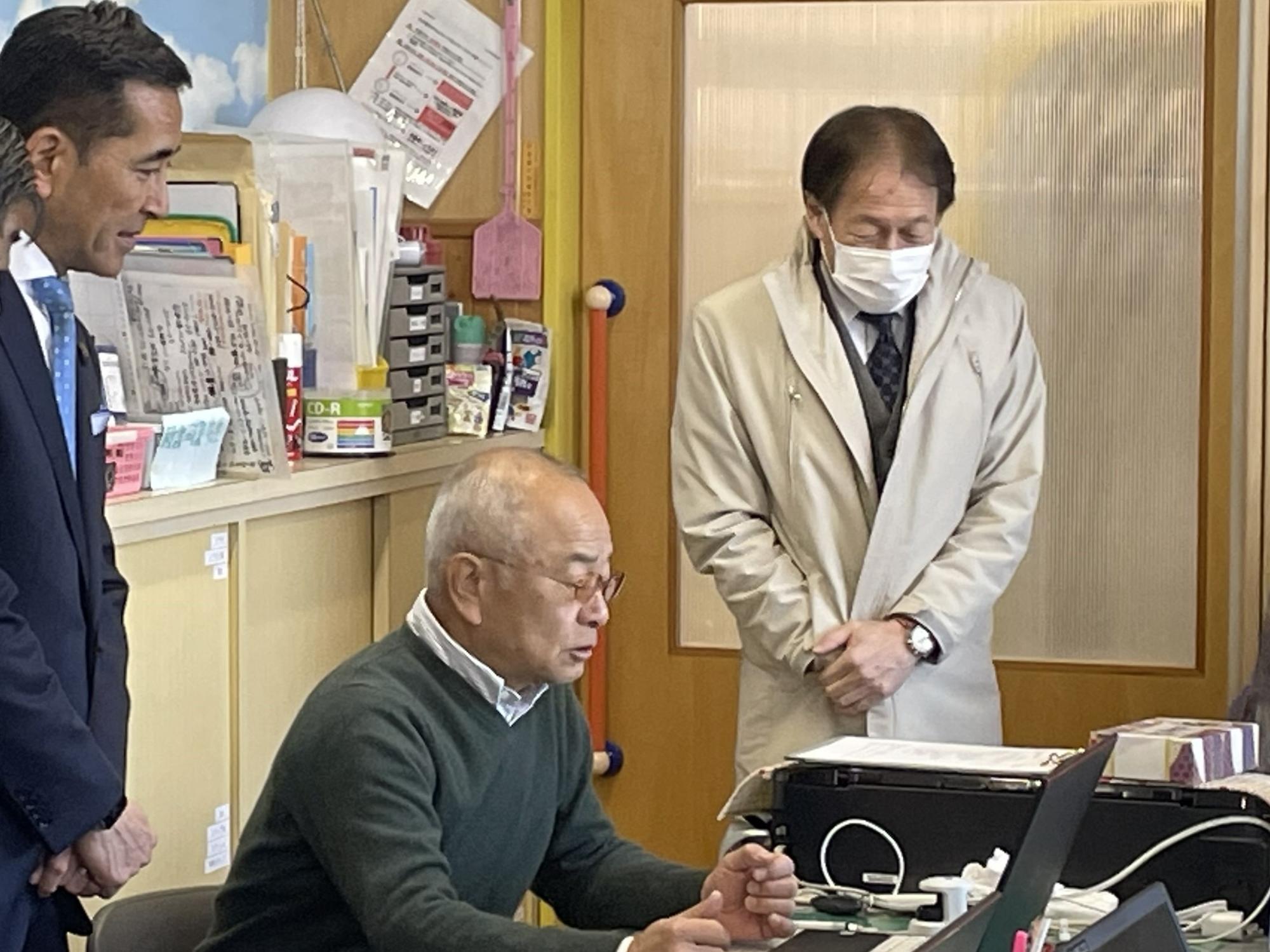 園長から説明を受ける市長と教育長