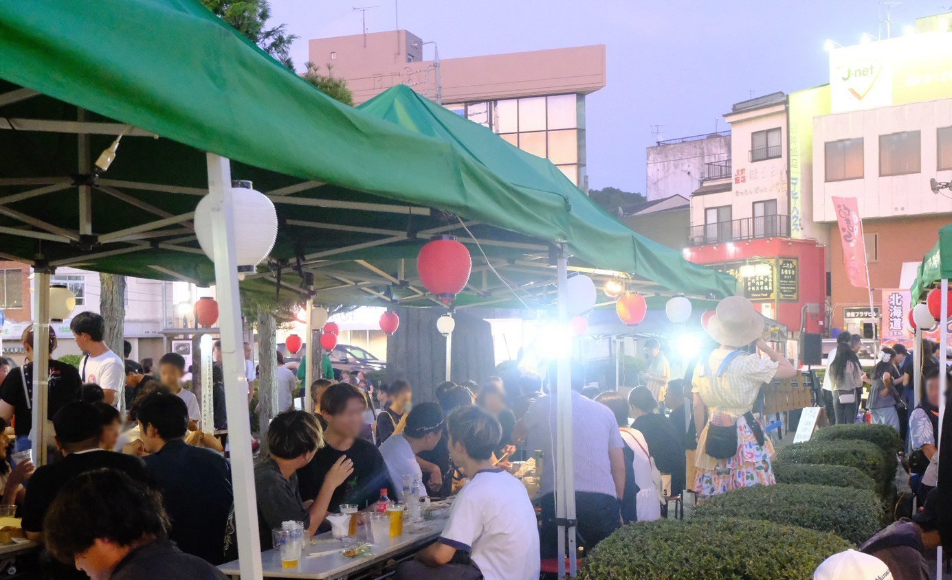 駅前ビアガーデンのイベント会場の夜の様子