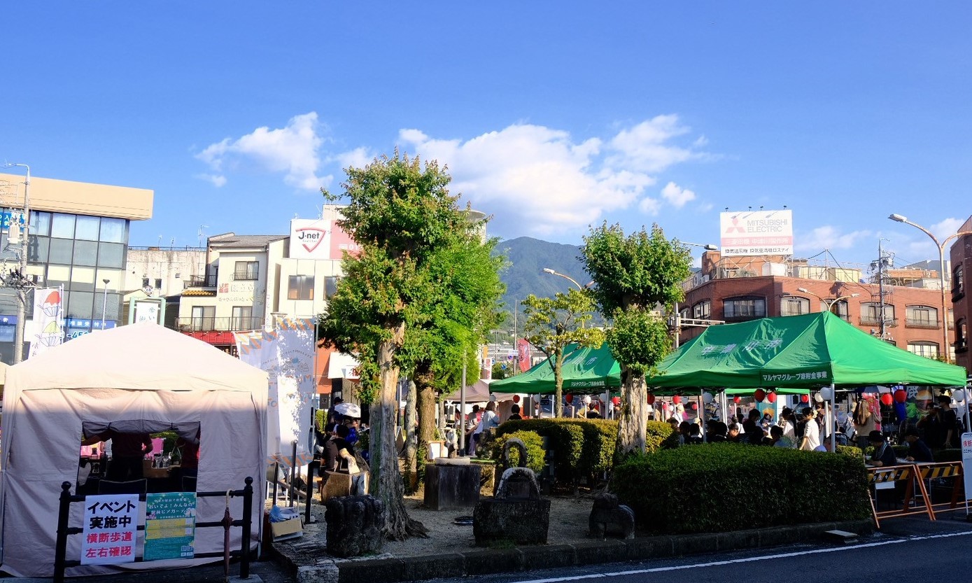 駅前ビアガーデンのイベント会場の昼の様子
