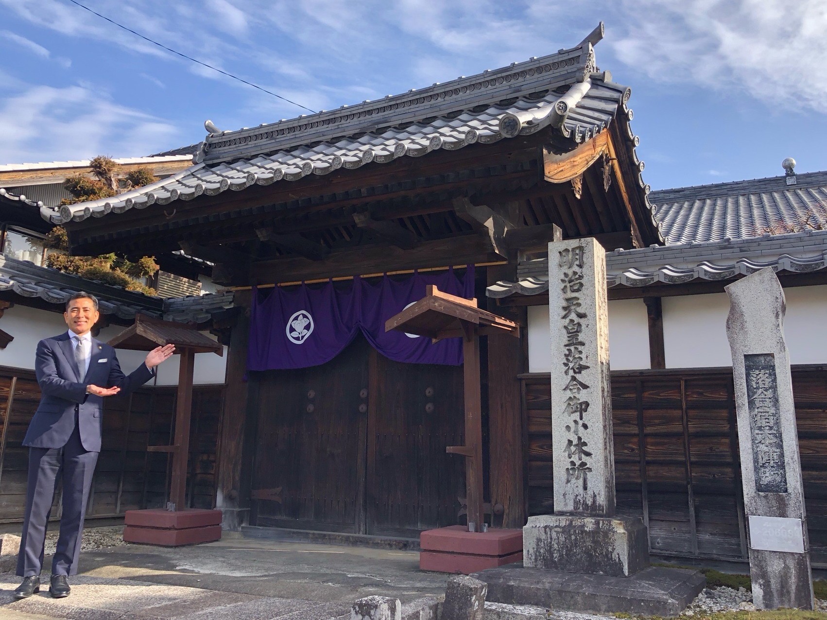 市長が落合宿本陣を紹介している写真