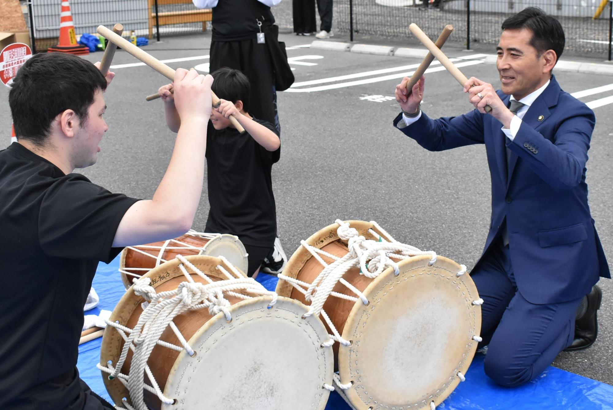 市長が太鼓をたたいている