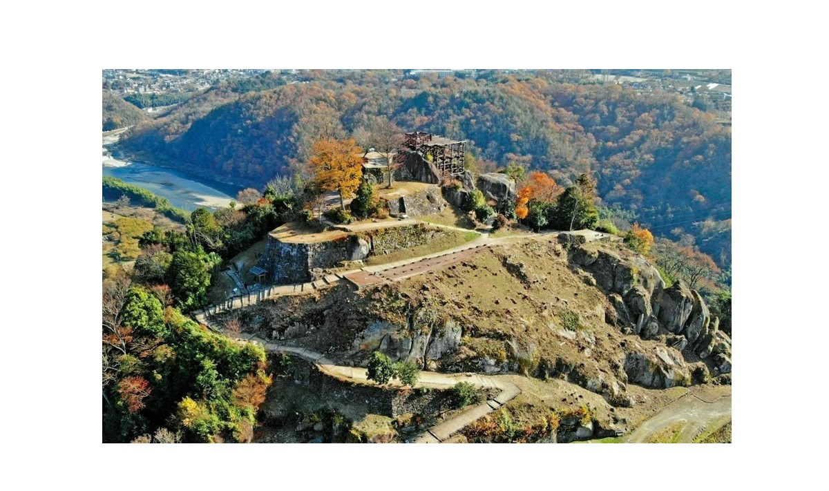 紅葉の中の苗木城