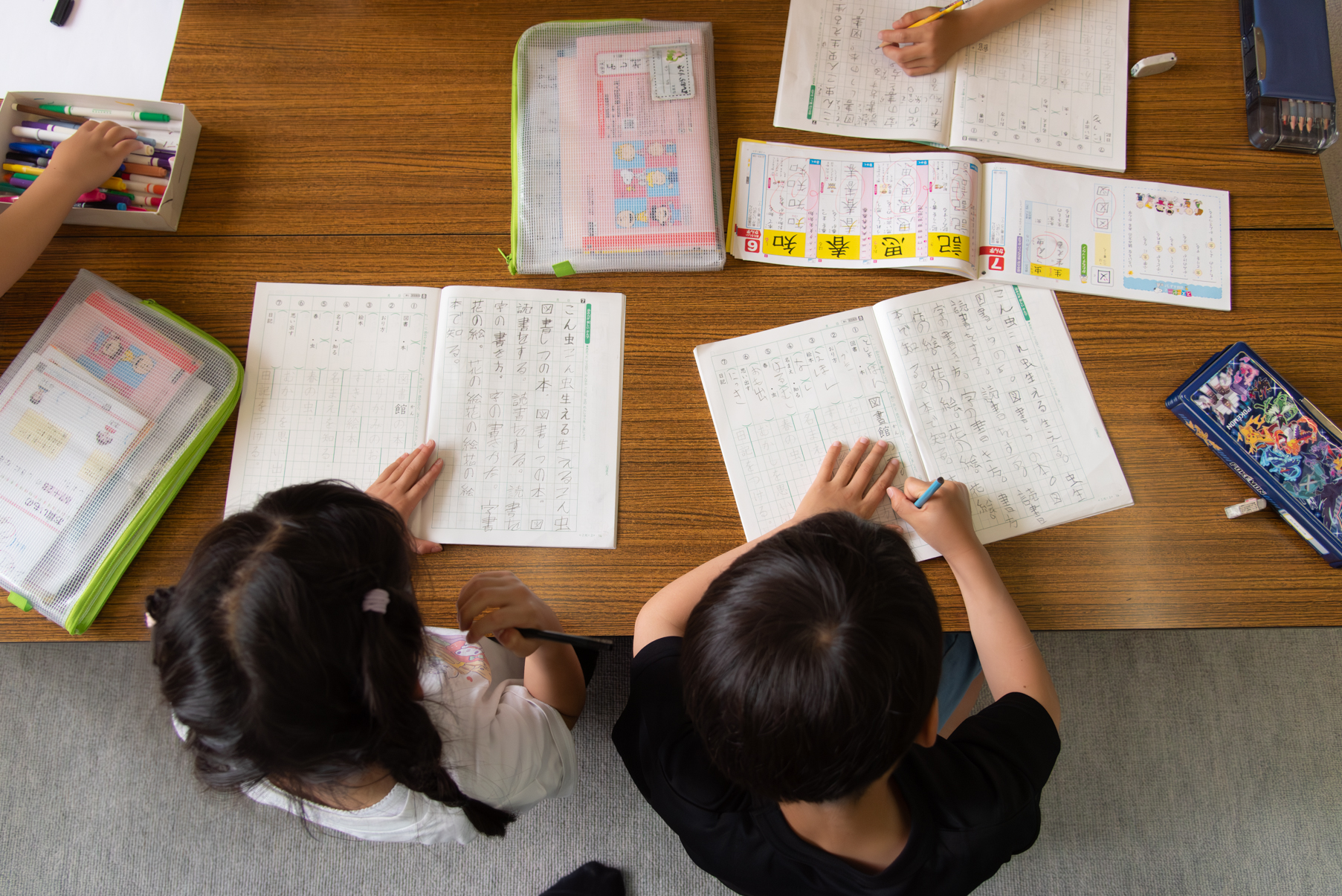 学童で勉強するこどもたち