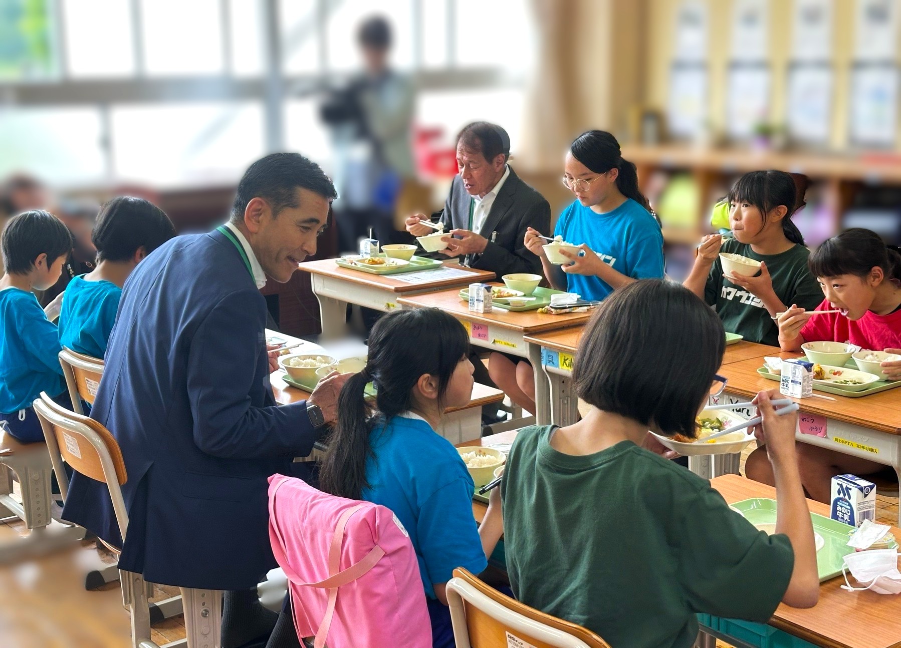 児童たちと給食を食べる市長