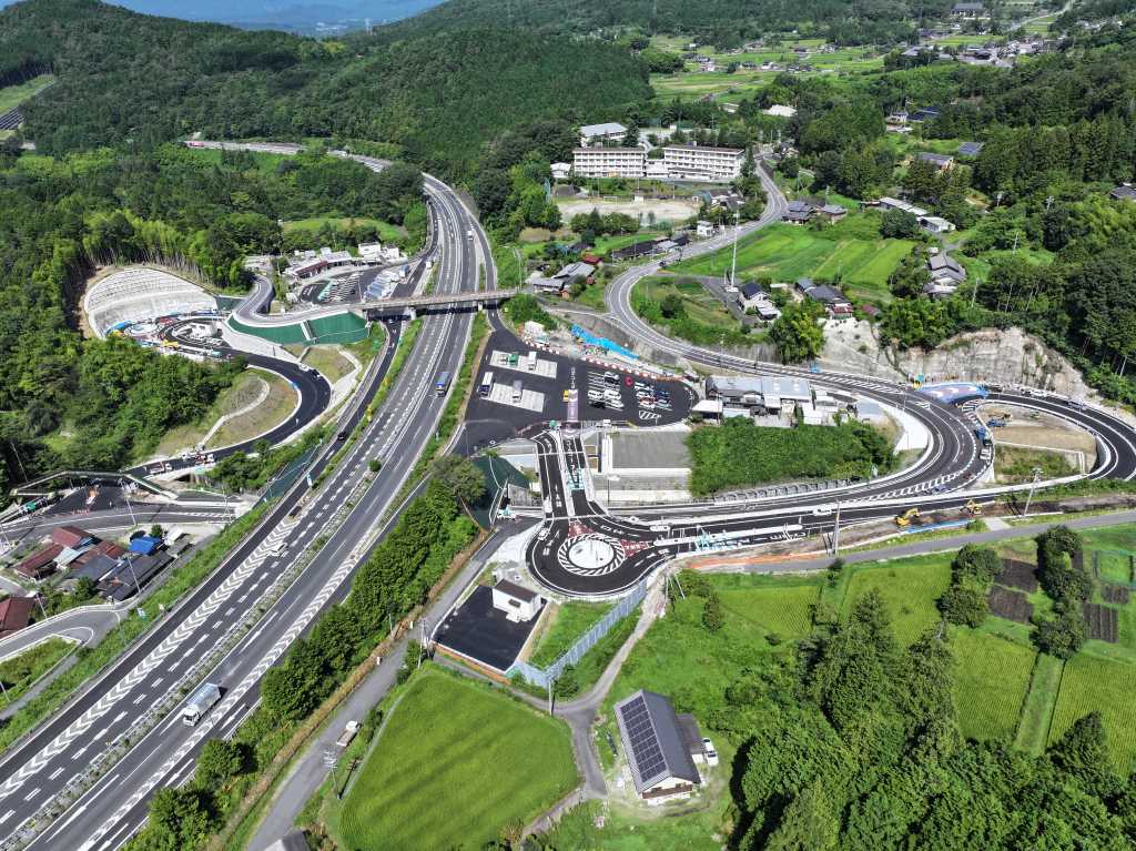 神坂スマートインターチェンジの空撮写真