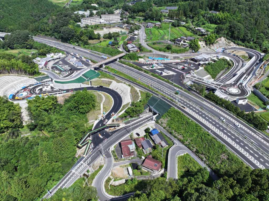 神坂スマートインターチェンジの空撮写真