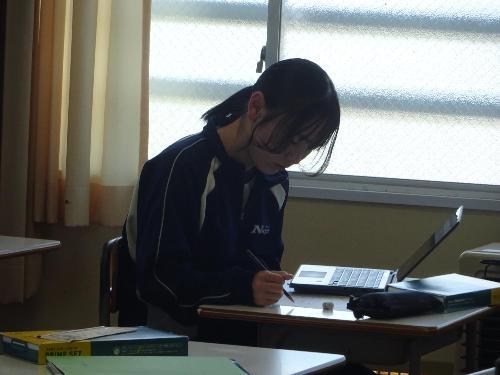 下書きをする女子生徒