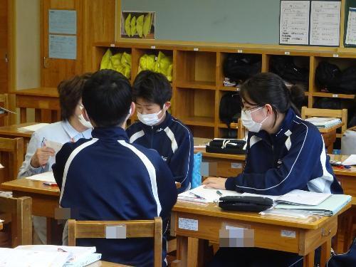 ノートを見ながら確認する男女