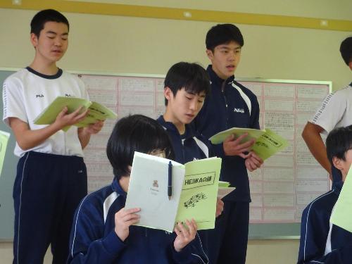 歌う男子生徒