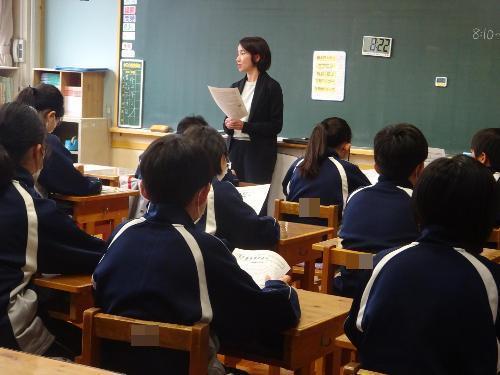 学校通信を読み聞かせる職員