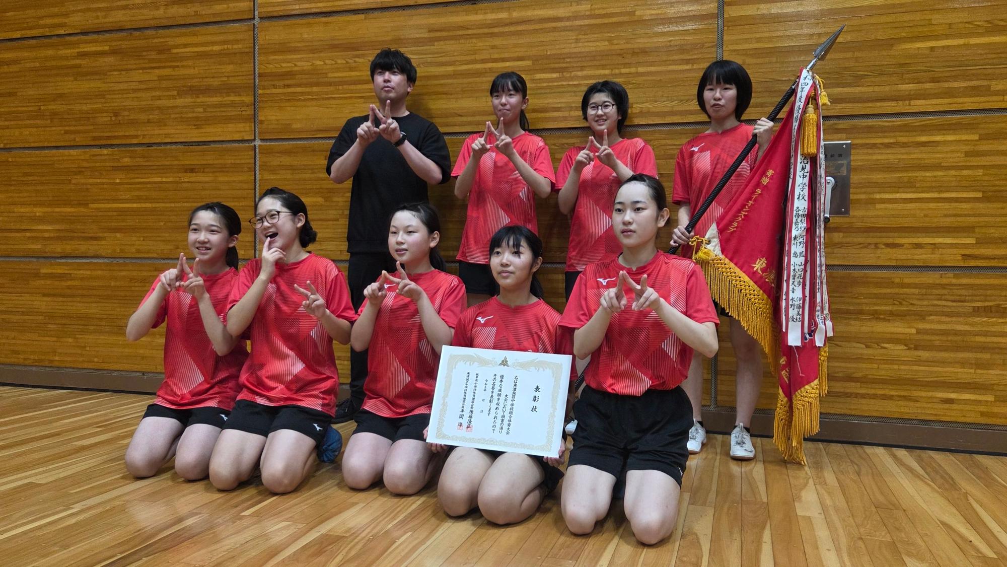 優勝旗を手に記念撮影の女子卓球部