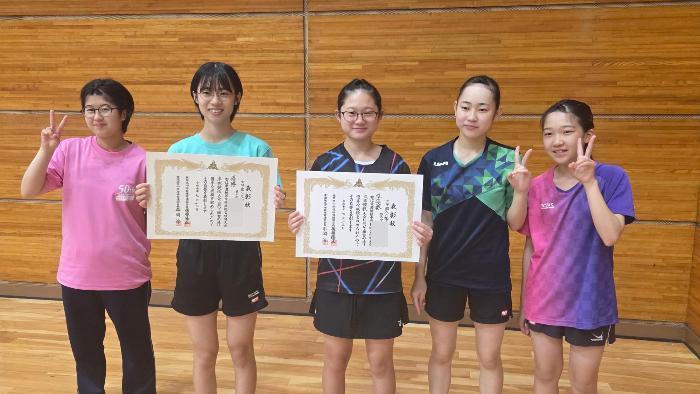 表彰状を手に記念撮影の女子卓球個人ベスト16の5人