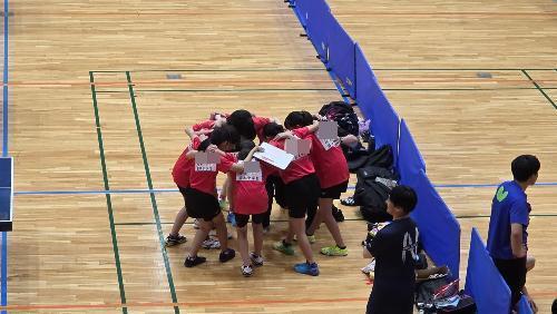 円陣を組む女子卓球部