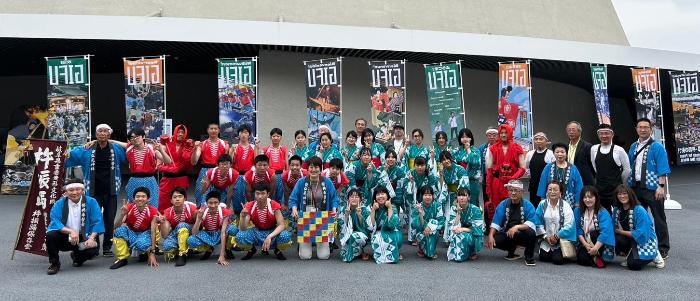 会場前で記念撮影をする3年生とスタッフ一同