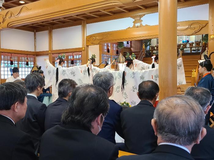 巫女として神事に参加する4名の1年生