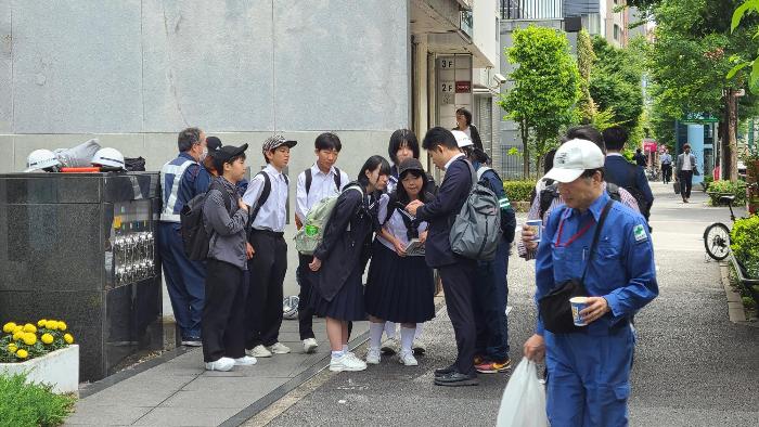 道に迷い通行人にたずねる3年生