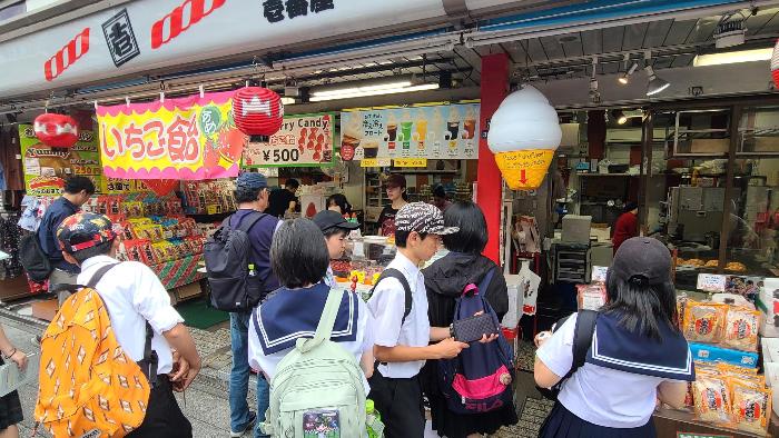 浅草寺の仲見世で買い物する3年生