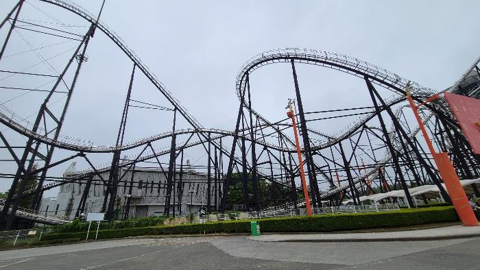 あいにくの天気で富士山が見えない富士急ハイランド