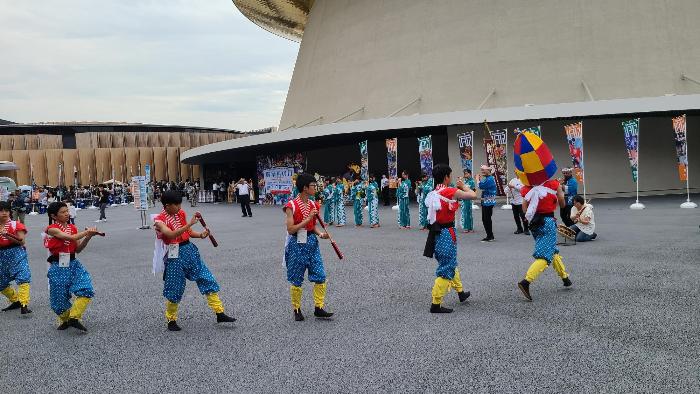 本番前、会場前で杵振り踊りを披露してアピールする3年生