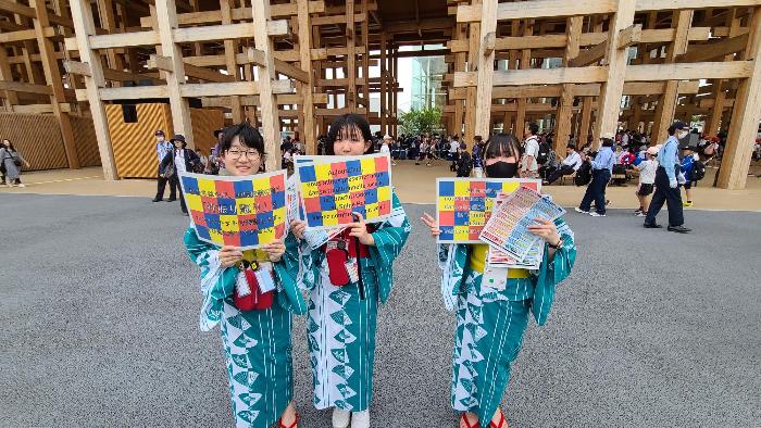 手作りのカードをもってイベントを宣伝する3年生