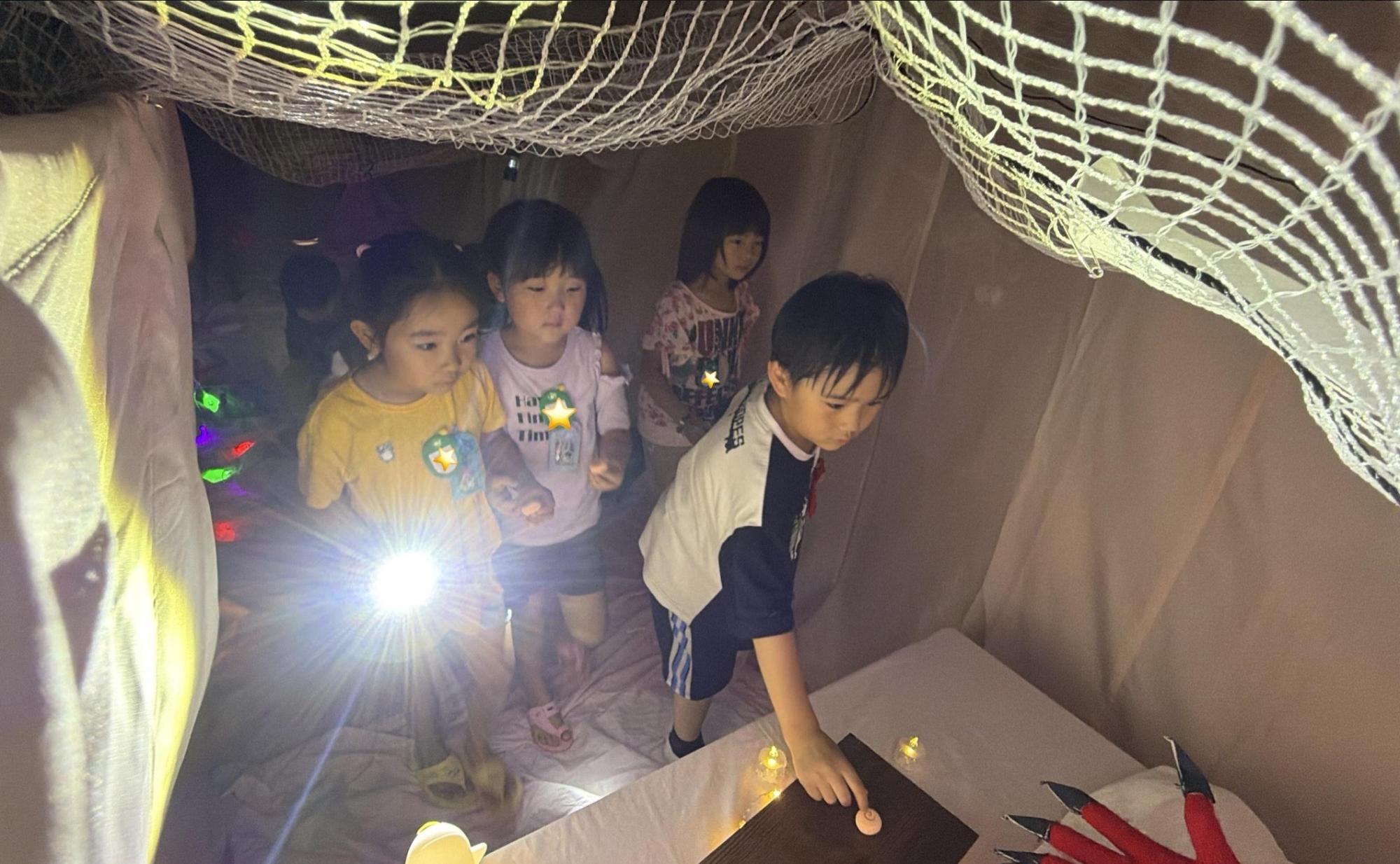 みんなで力を合わせて、夜の探検へ出発だー!