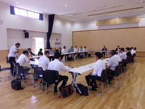 交通事業者や住民代表、行政などで組織する中津川市公共交通会議の様子