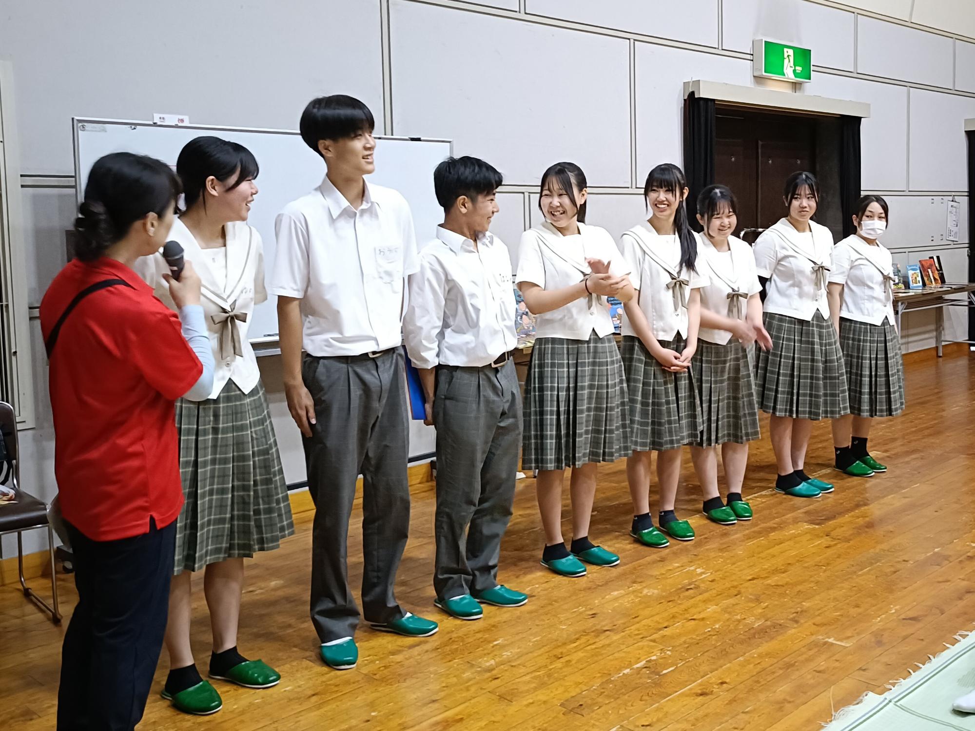 坂下公民館図書室まつりボランティア挨拶の様子