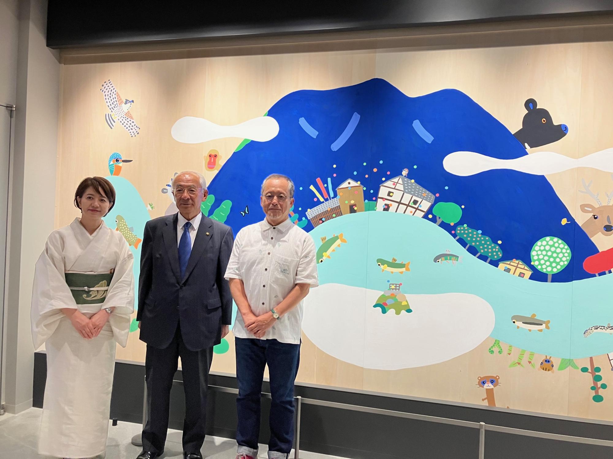 20230715村上康成先生の壁画前にて
