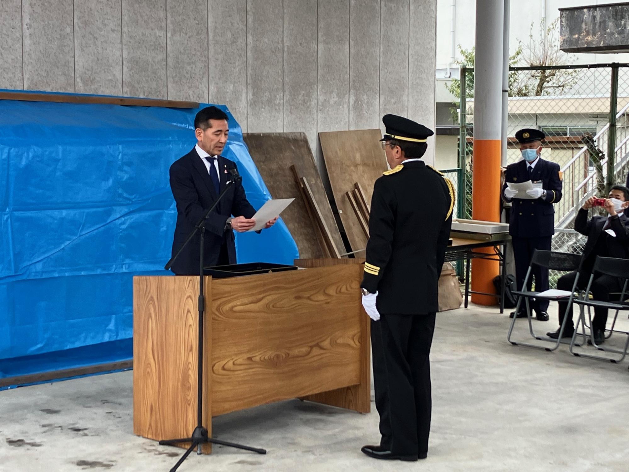 20240312消防団車両等受渡式(団長へ受渡書を交付)