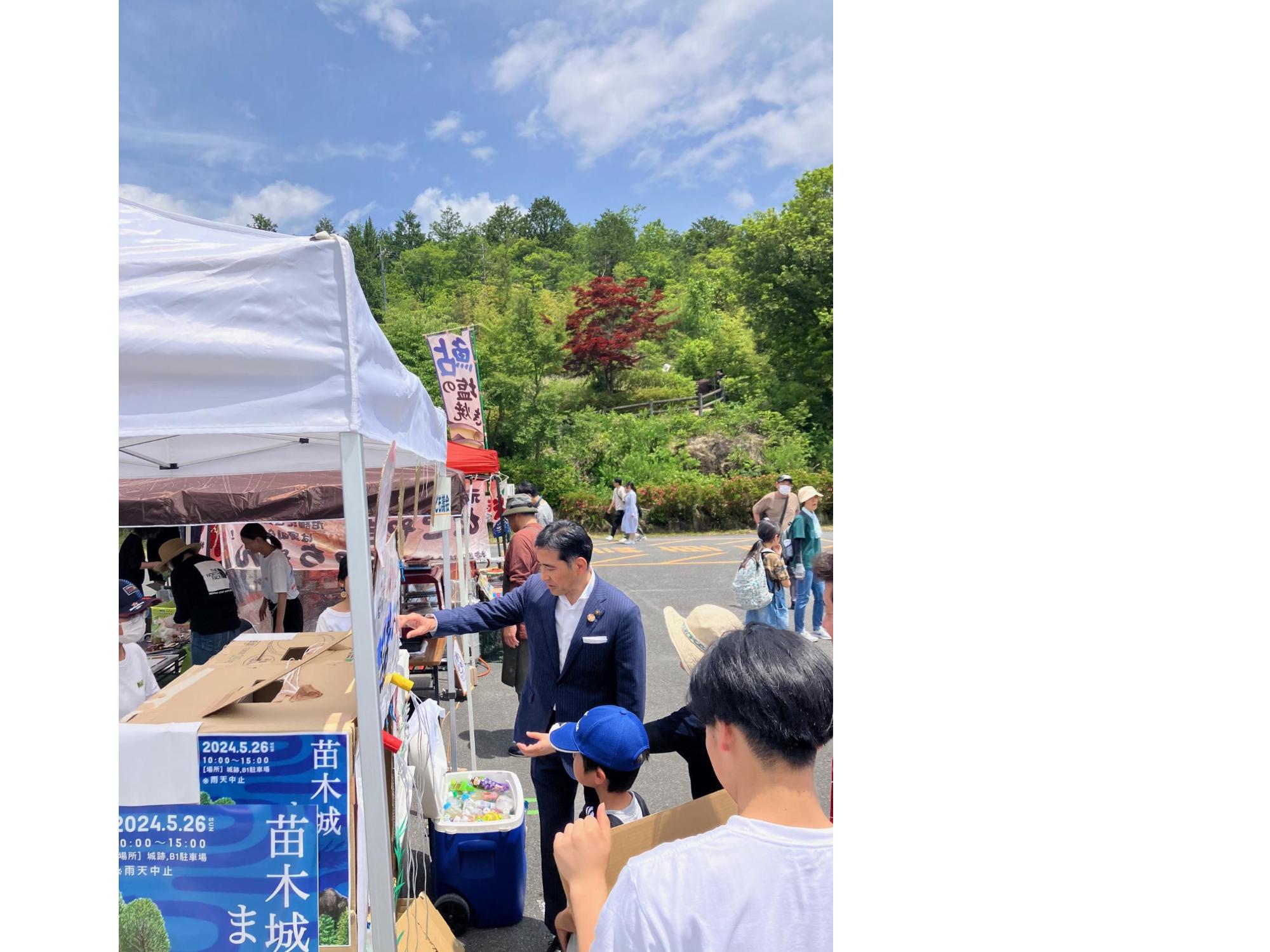 20240526苗木城まつりのマルシェを視察する小栗市長