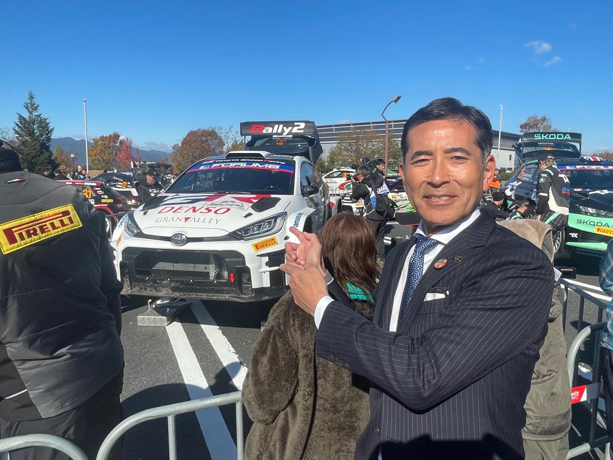 20241123なかつがわラリーフェス 2024において、市長が競技車両と映る写真2