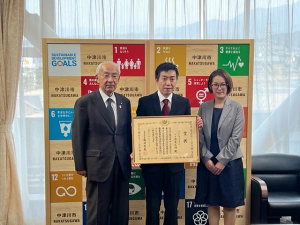 受賞報告の集合写真