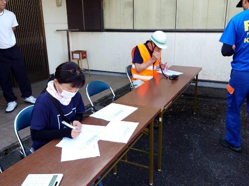 各支部が本部へ報告している様子