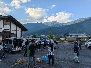 清掃開始時に参加者の方々が集合し説明を受けている様子