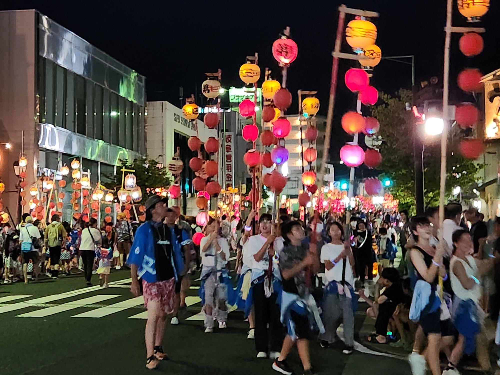 駅前を練り歩くギオン場の連