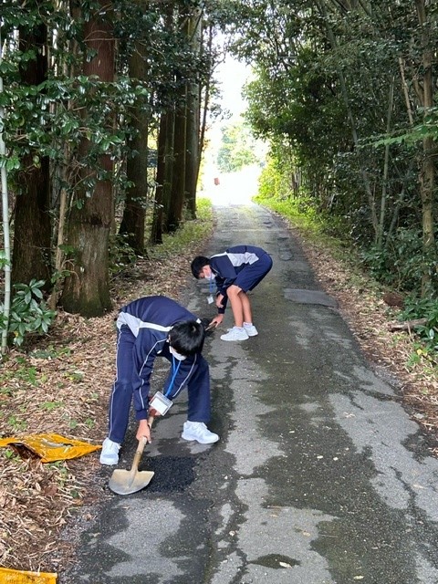 道路の穴ボコを埋めている様子