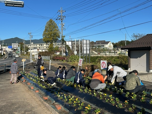ゲンキー苗木店側の花壇へ植栽を行う様子
