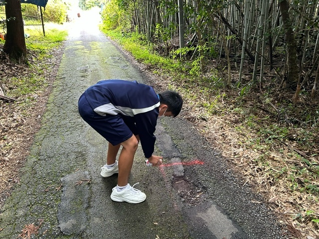 点々補修依頼の前準備をしている様子