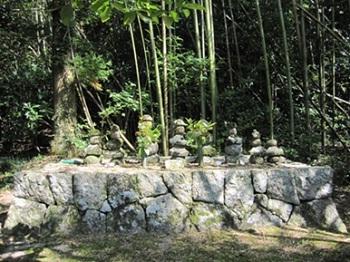 石垣の上に集められた供養塔の画像