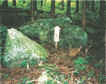 看板が設置された石塚の画像