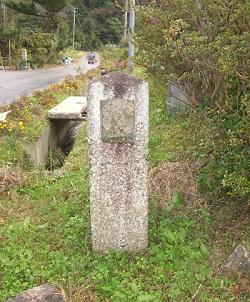 道路横に立っている道標の画像