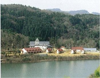 湖畔に建てられた施設の全景画像