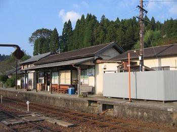 ホーム側から見た阿木駅の外観画像
