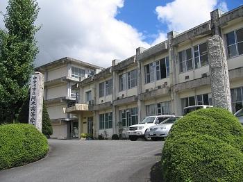 阿木高等学校の正門からの外観図