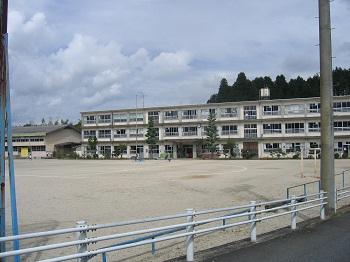 阿木小学校のグランドと校舎外観
